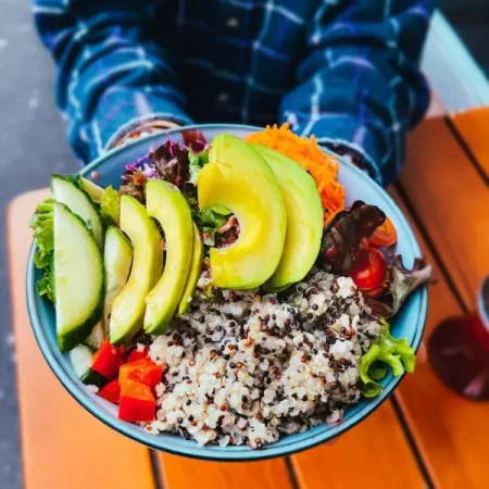 Bowl mit Salat und Quinoa