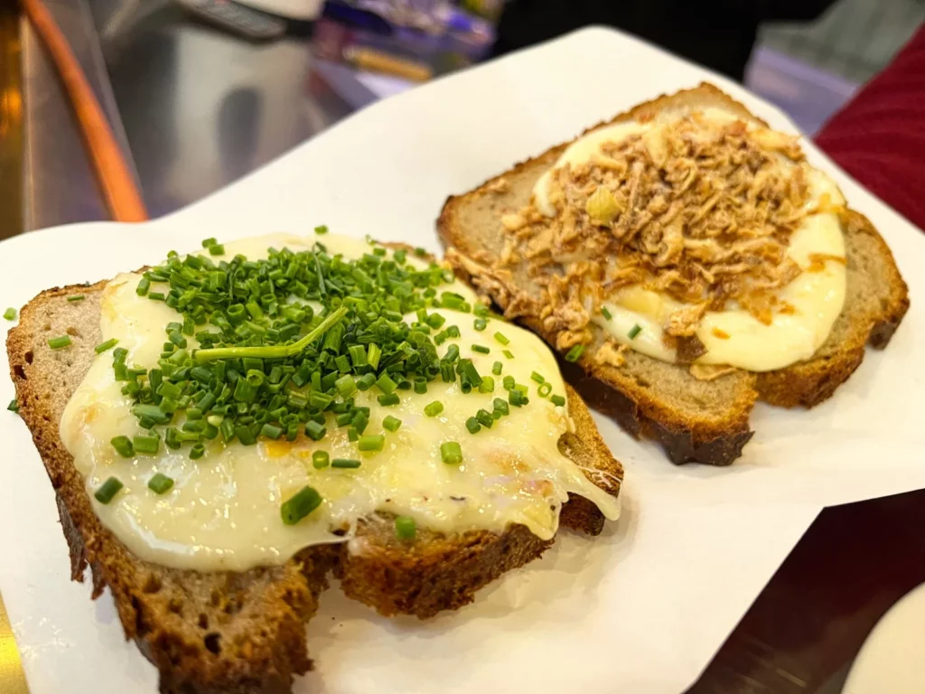 Raclette-Käse auf Bauernbrot bei der Raclette Tante