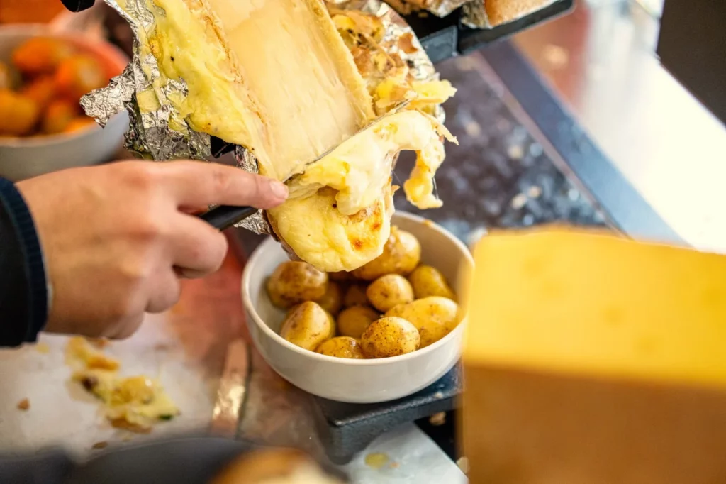 Raclette-Käse auf Kartoffeln bei der Raclette Tante