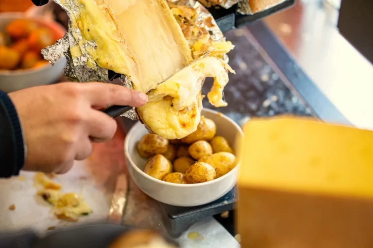 Raclette auf Kartoffeln an der Raclette Tante auf dem Weihnachtsmarkt Aschaffenburg