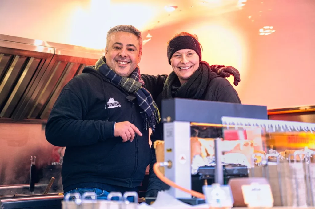 Das Team der Raclette Tante am Stand auf dem Weihnachtsmarkt Aschaffenburg